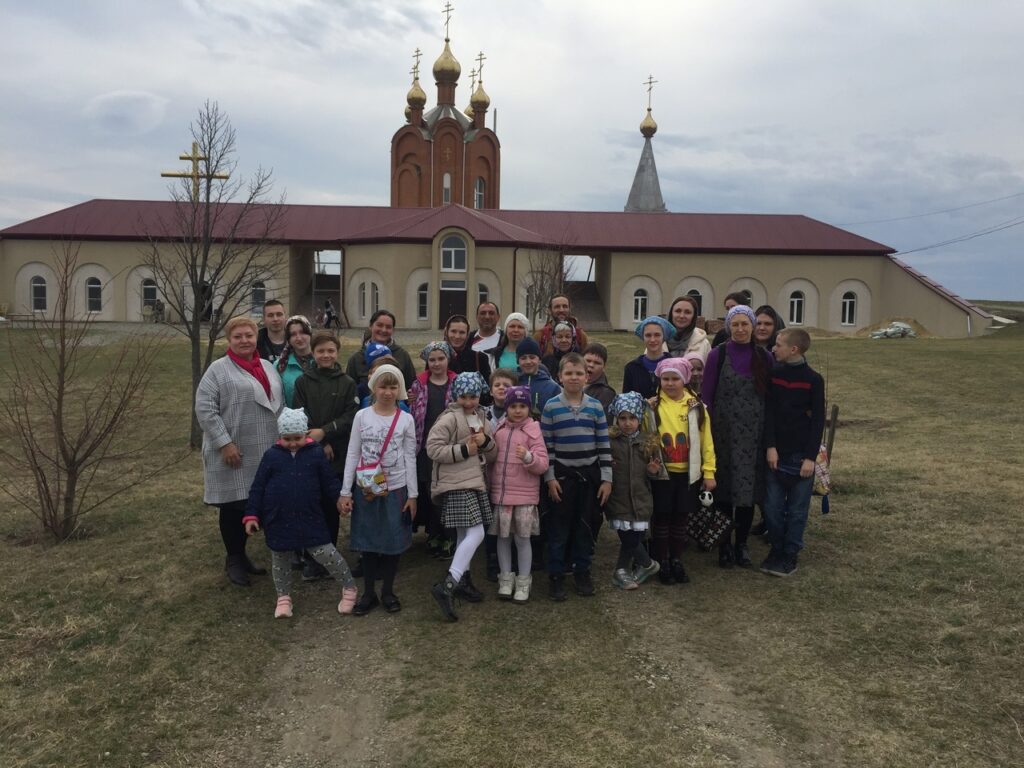 воспитанники воскресной школы и их сопровождающие взрослые посетили Духовно-патриотический комплекс «Мемориал Фортштадт»